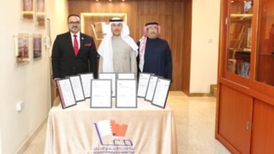 الشيخ هشام آل خليفة يتسلم شهادتي لبرنامج معا