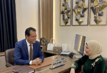 الدكتور أحمد فرحات مع محررة المجلة