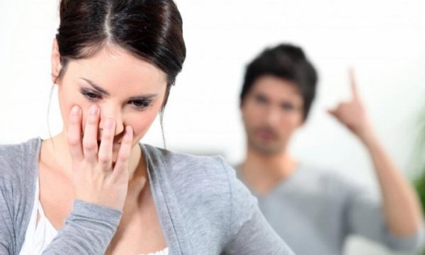 لماذا يراقب الرجل المرأة بعد الانفصال؟