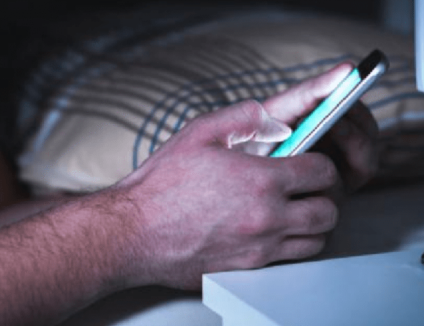 لماذا يرسل الرجل رسائل بعد الانفصال؟