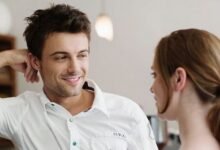 كيف تعرفين أن الرجل يحبك؟