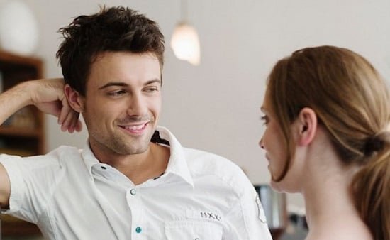 كيف تعرفين أن الرجل يحبك؟