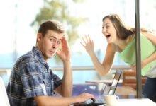 لماذا يتجاهل الرجل المرأة التي يحبها؟