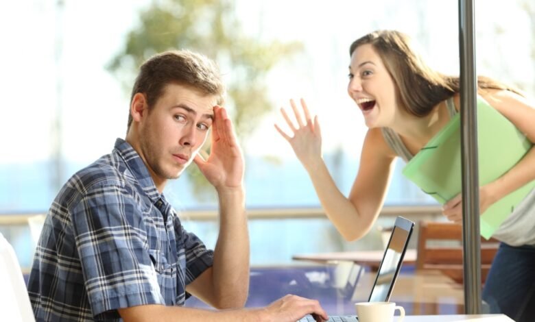 لماذا يتجاهل الرجل المرأة التي يحبها؟