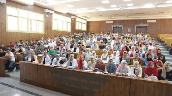 الجامعة الأهلية من الداخل