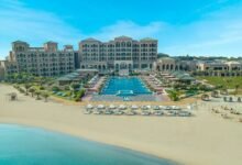 أين يجلس شباب المنامة؟