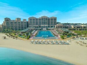 أين يجلس شباب المنامة؟