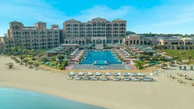 أين يجلس شباب المنامة؟