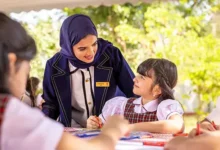 المعلم البحريني أمام جيل الهاتف