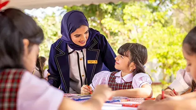 المعلم البحريني أمام جيل الهاتف